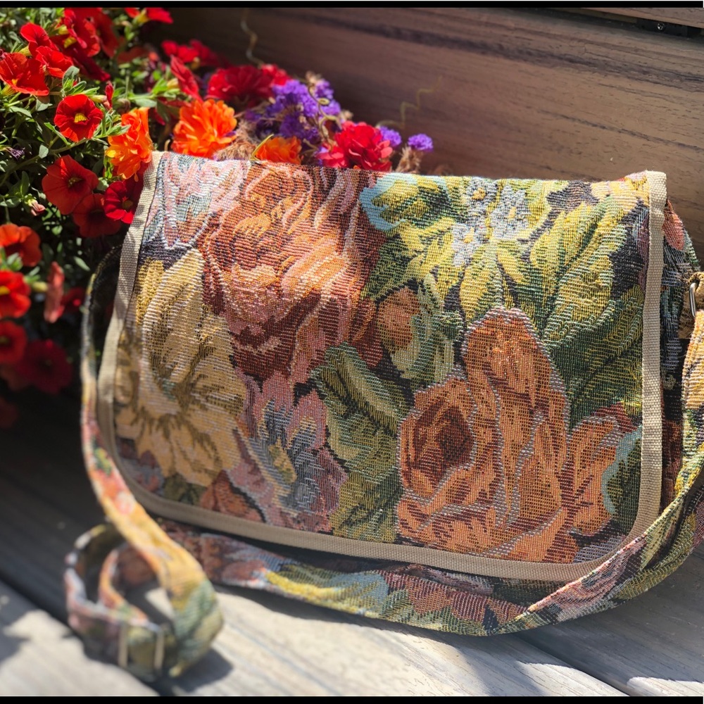 NWT Beautiful folwer colorful handbag